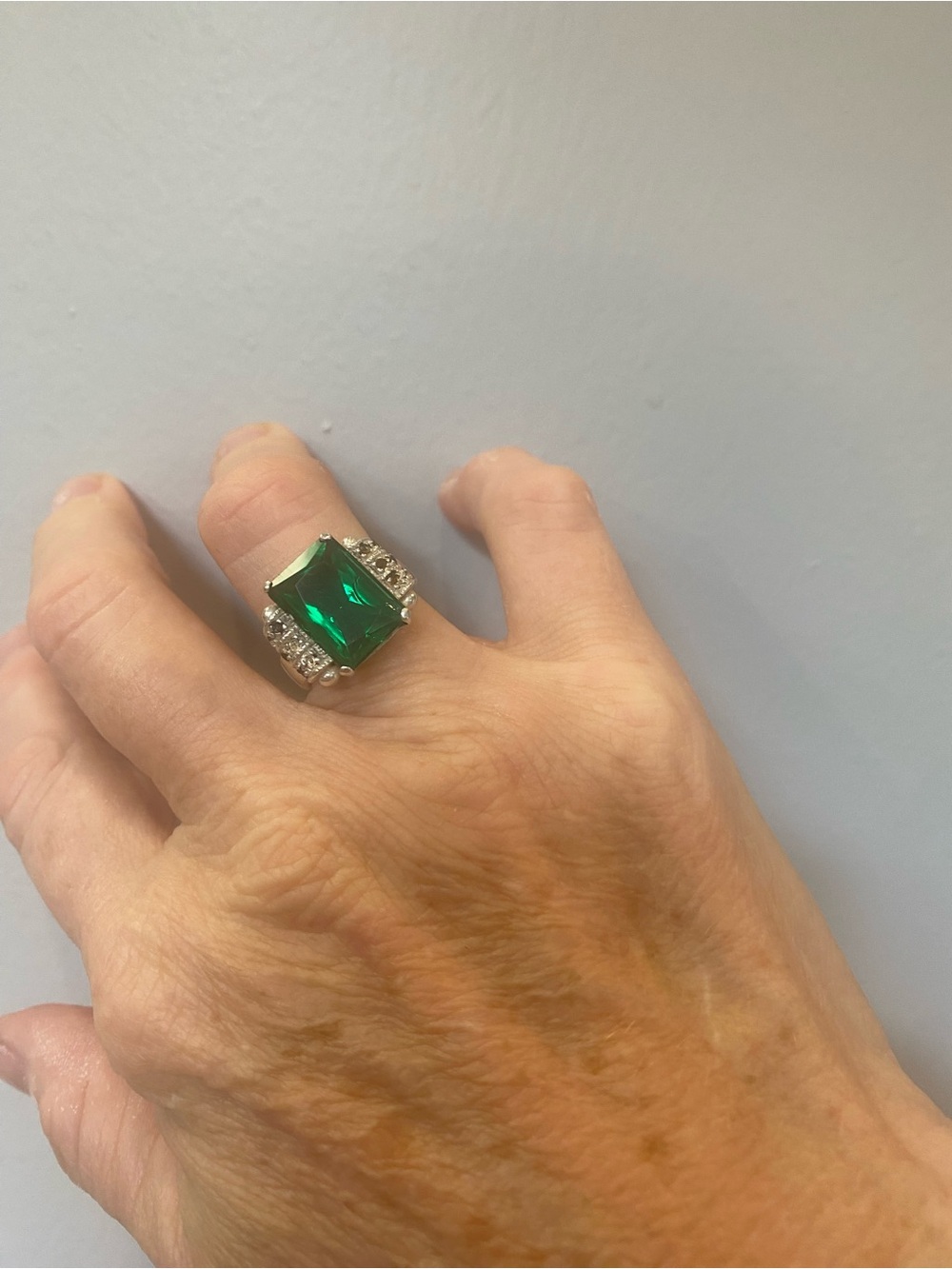 Source Unknown 925 silver Ring with Vibrant Green Emerald-Cut Crystal